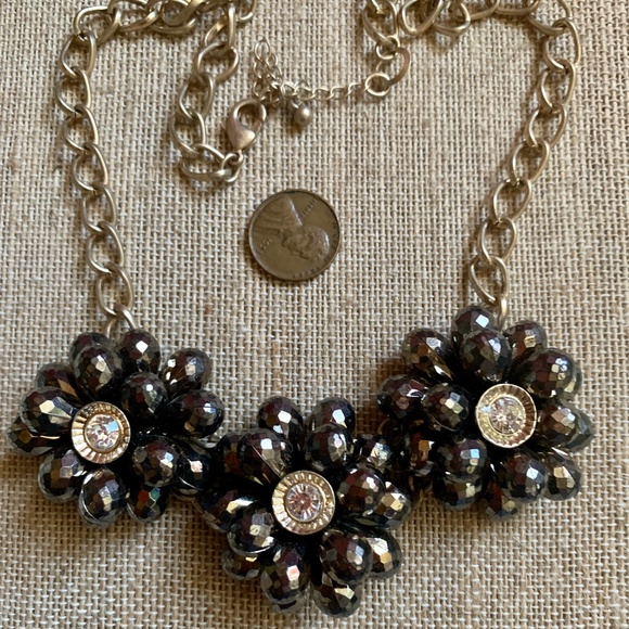 Cute Flower Cluster Beaded Necklace - Picture 4 of 7